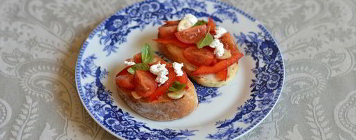 Шаг 6: брускетты с фетой, базиликом и овощами