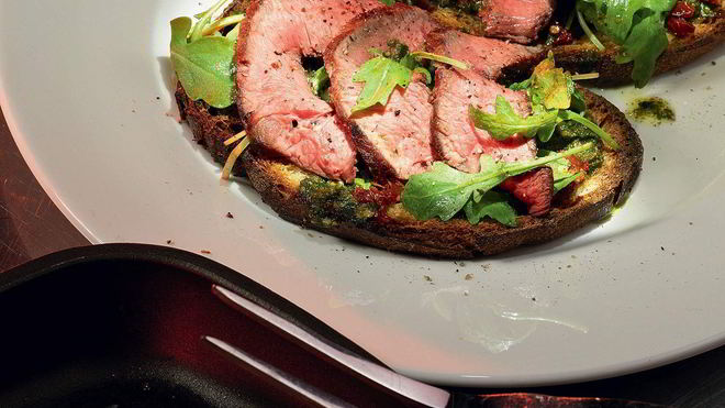 Рецепт Брускетты с говядиной, томатами и песто