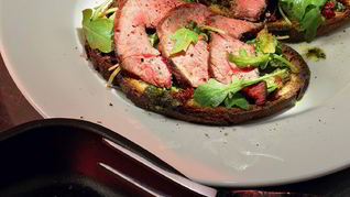 Рецепт Брускетты с говядиной, томатами и песто