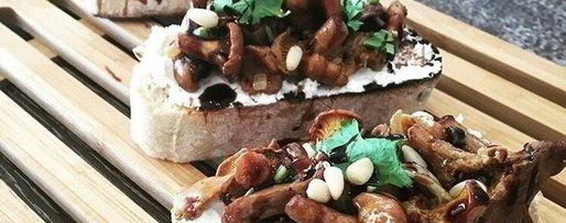 Шаг 3: брускетты с грибами и мягким сыром