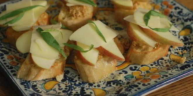 Рецепт брускетты с инжиром, яблоком и сыром