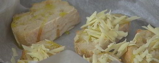 Шаг 4: брускетты с инжиром, яблоком и сыром