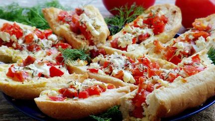 Рецепт Брускетты с колбасой, помидорами и сыром фета