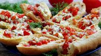 Рецепт Брускетты с колбасой, помидорами и сыром фета