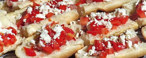 Шаг 2: брускетты с колбасой, помидорами и сыром фета