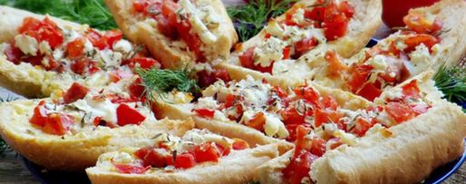 Шаг 3: брускетты с колбасой, помидорами и сыром фета