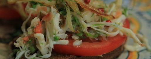 Шаг 8: брускетты с крабами