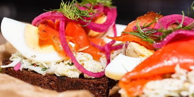 Рецепт брускетты с красной рыбой и капустой