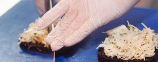 Шаг 4: брускетты с красной рыбой и капустой