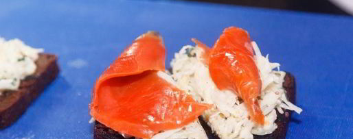 Шаг 5: брускетты с красной рыбой и капустой