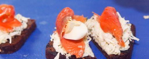Шаг 6: брускетты с красной рыбой и капустой