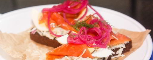 Шаг 7: брускетты с красной рыбой и капустой