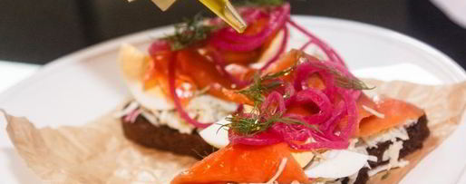 Шаг 8: брускетты с красной рыбой и капустой