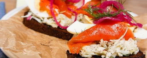 Шаг 9: брускетты с красной рыбой и капустой
