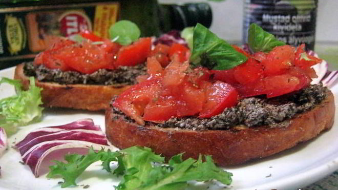 Рецепт Брускетты с кремом из маслин и помидорами