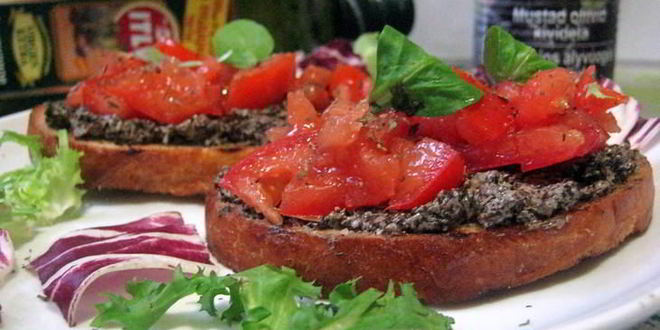 Рецепт брускетты с кремом из маслин и помидорами