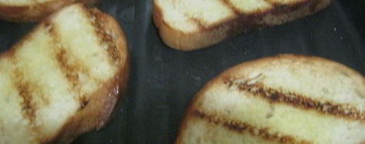 Шаг 1: брускетты с кремом из маслин и помидорами