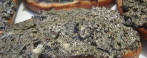 Шаг 7: брускетты с кремом из маслин и помидорами