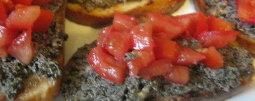 Шаг 8: брускетты с кремом из маслин и помидорами