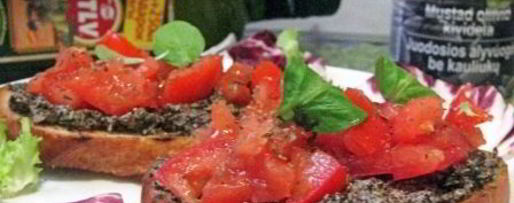 Шаг 9: брускетты с кремом из маслин и помидорами