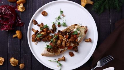 Рецепт Брускетты с лисичками и хумусом