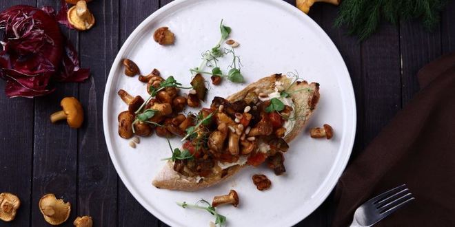 Рецепт брускетты с лисичками и хумусом