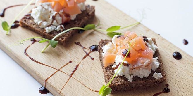 Рецепт брускетты с лососем и сыром