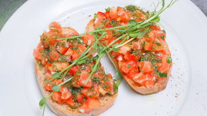Рецепт Брускетты с лососем и томатами