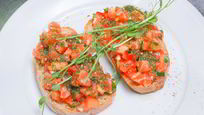 Рецепт Брускетты с лососем и томатами