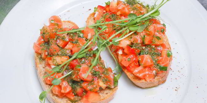 Рецепт брускетты с лососем и томатами