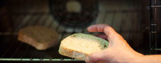 Шаг 1: брускетты с лососем и томатами