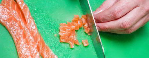 Шаг 3: брускетты с лососем и томатами