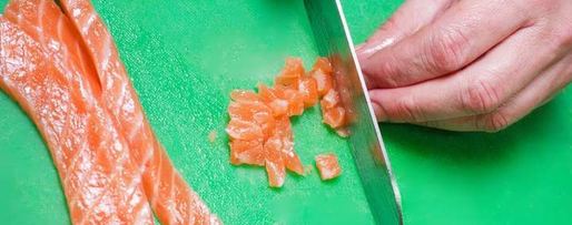 Шаг 2: брускетты с лососем