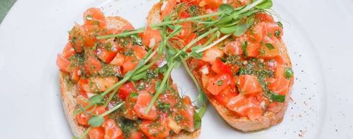 Шаг 8: брускетты с лососем