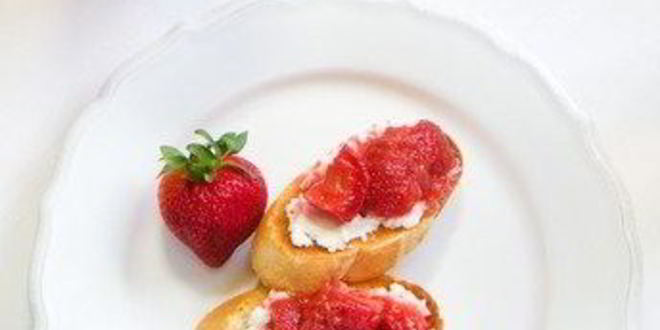 Рецепт брускетты с маскарпоне и свежей клубникой