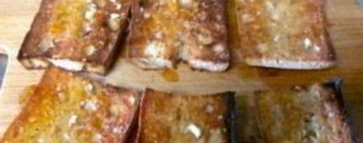 Шаг 3: брускетты с маслинами и фетой