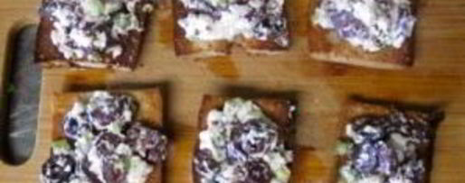 Шаг 4: брускетты с маслинами и фетой