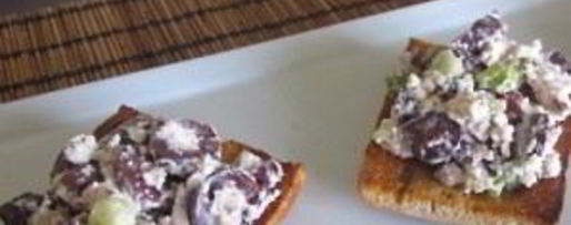 Шаг 5: брускетты с маслинами и фетой