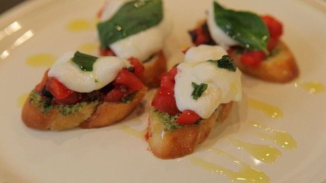 Рецепт Брускетты с моцареллой, помидорами и базиликом