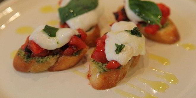 Рецепт брускетты с моцареллой, помидорами и базиликом
