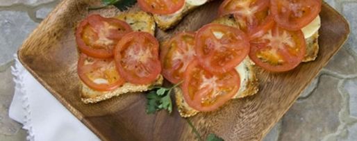 Шаг 1: брускетты с моцареллой