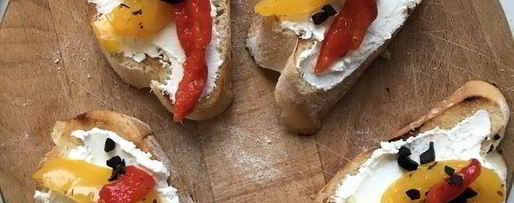 Шаг 4: брускетты с печеным перцем и сыром