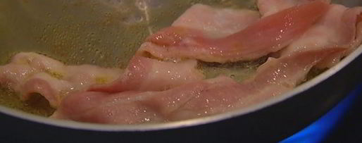 Шаг 4: брускетты с помидорами, беконом и яйцом пашот