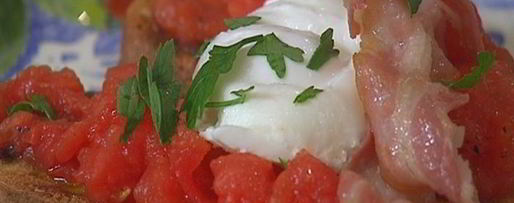 Шаг 7: брускетты с помидорами, беконом и яйцом пашот