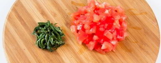 Шаг 4: брускетты с помидорами и базиликом