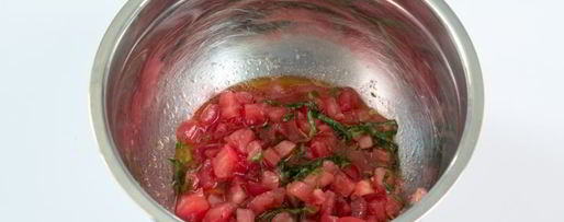 Шаг 5: брускетты с помидорами и базиликом