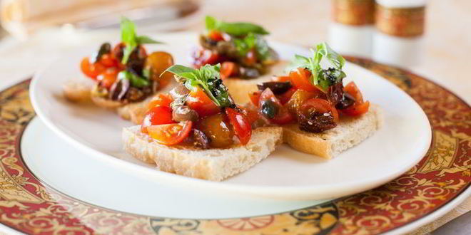 Рецепт брускетты с помидорами и оливками