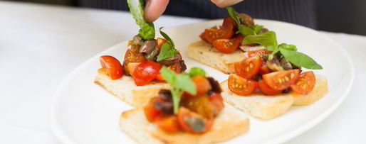 Шаг 11: брускетты с помидорами и оливками