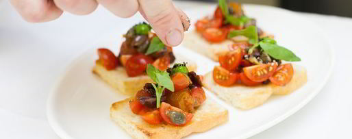 Шаг 13: брускетты с помидорами и оливками