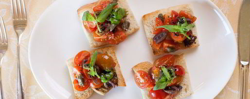 Шаг 14: брускетты с помидорами и оливками